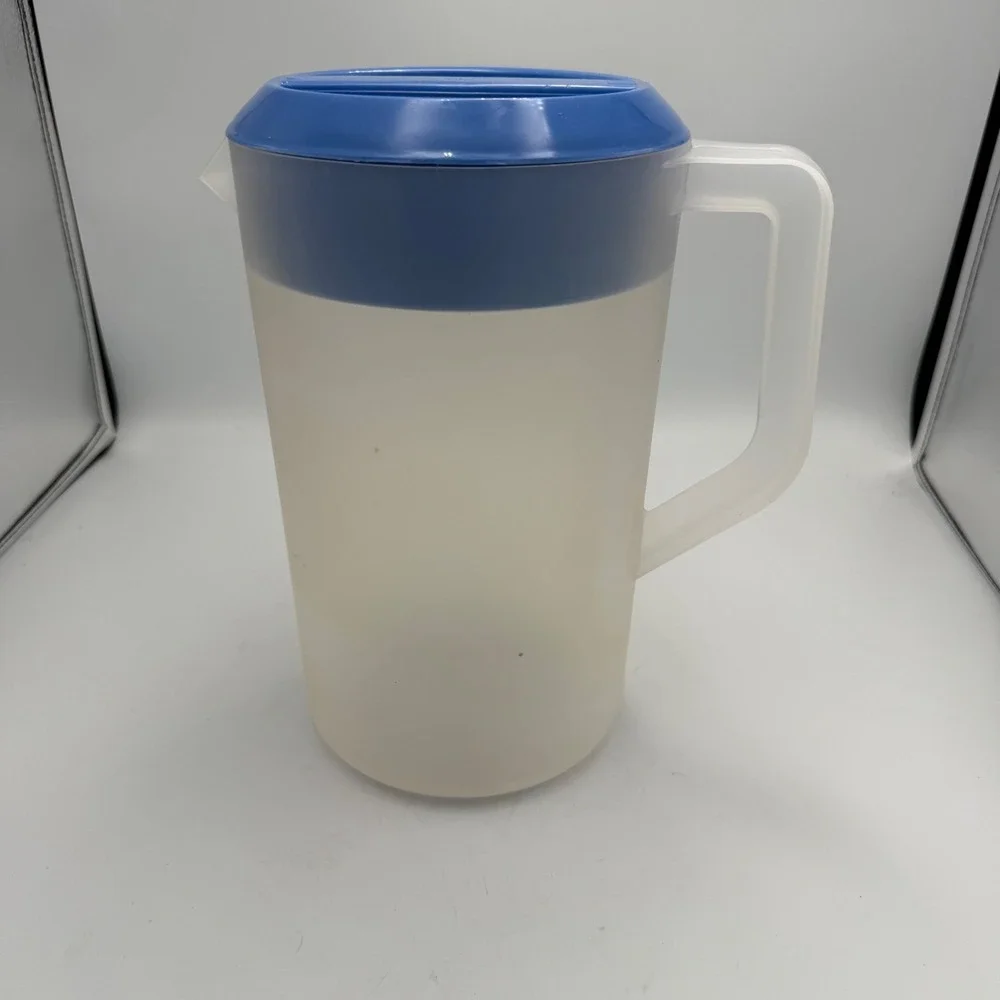 Rubbermaid 1 Gallon Plastic Pitcher with Blue 3-Way Lid 3.8L Frosted 2718 USA
